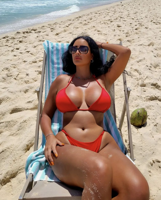 brbs.tania on the beach in a bikini, displaying her glorious and shapely body.