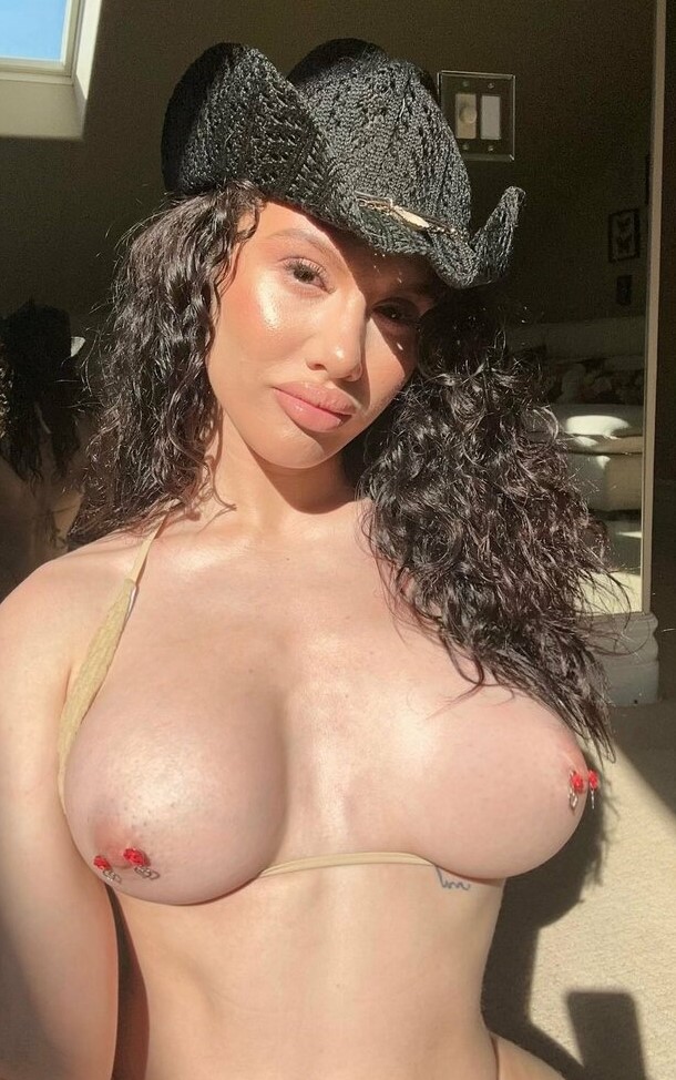 petitekittycici naked selfie