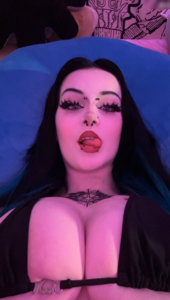 Sylvieesxo selfie with cleavage